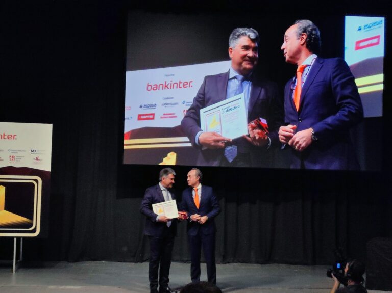 Manuel-Fernández-recibe-el-galardón-a-mejor-directivo-de-Tecnologías-de-la-Información Manuel Fernández recibe el galardón a mejor directivo de Tecnologías de la Información