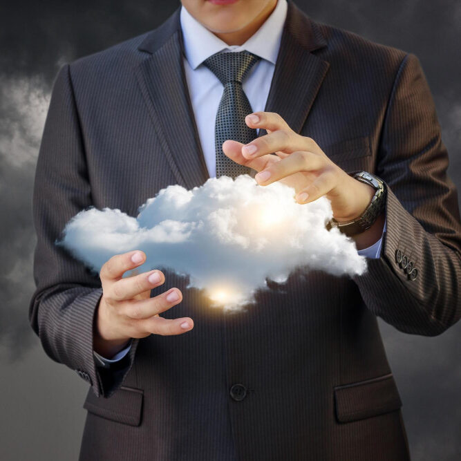 hombre-traje-sostiene-nube-sus-manos