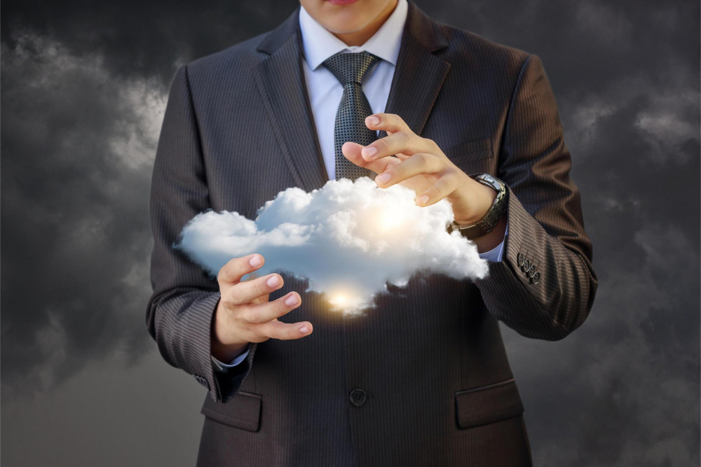 hombre-traje-sostiene-nube-sus-manos